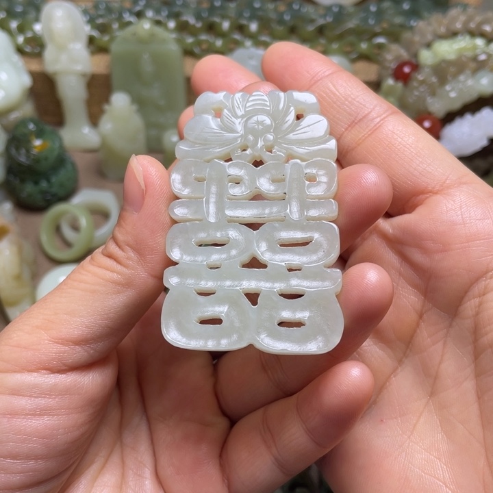 陕***司和田玉未镶嵌颈饰