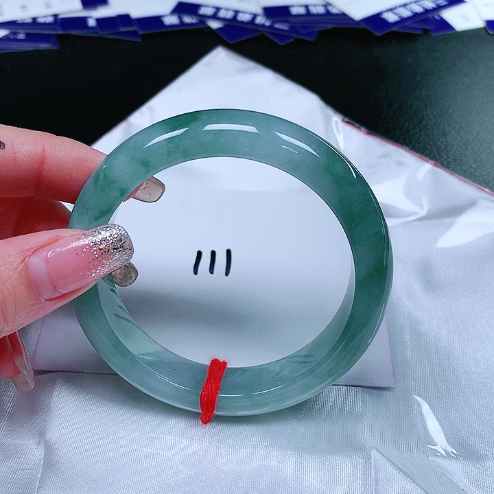 翡翠手镯未镶嵌翡翠手镯未镶嵌