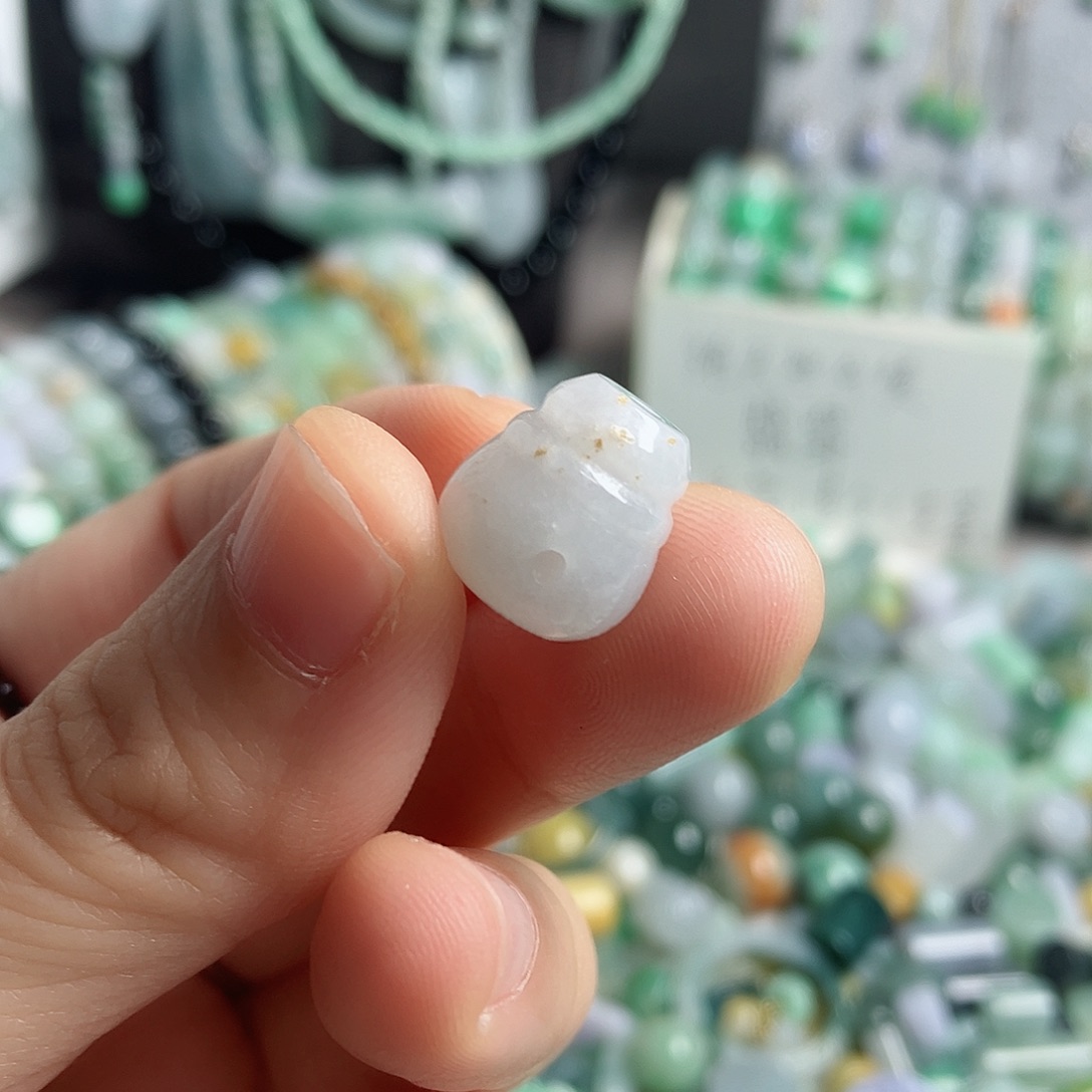 翡翠颈饰未镶嵌三通