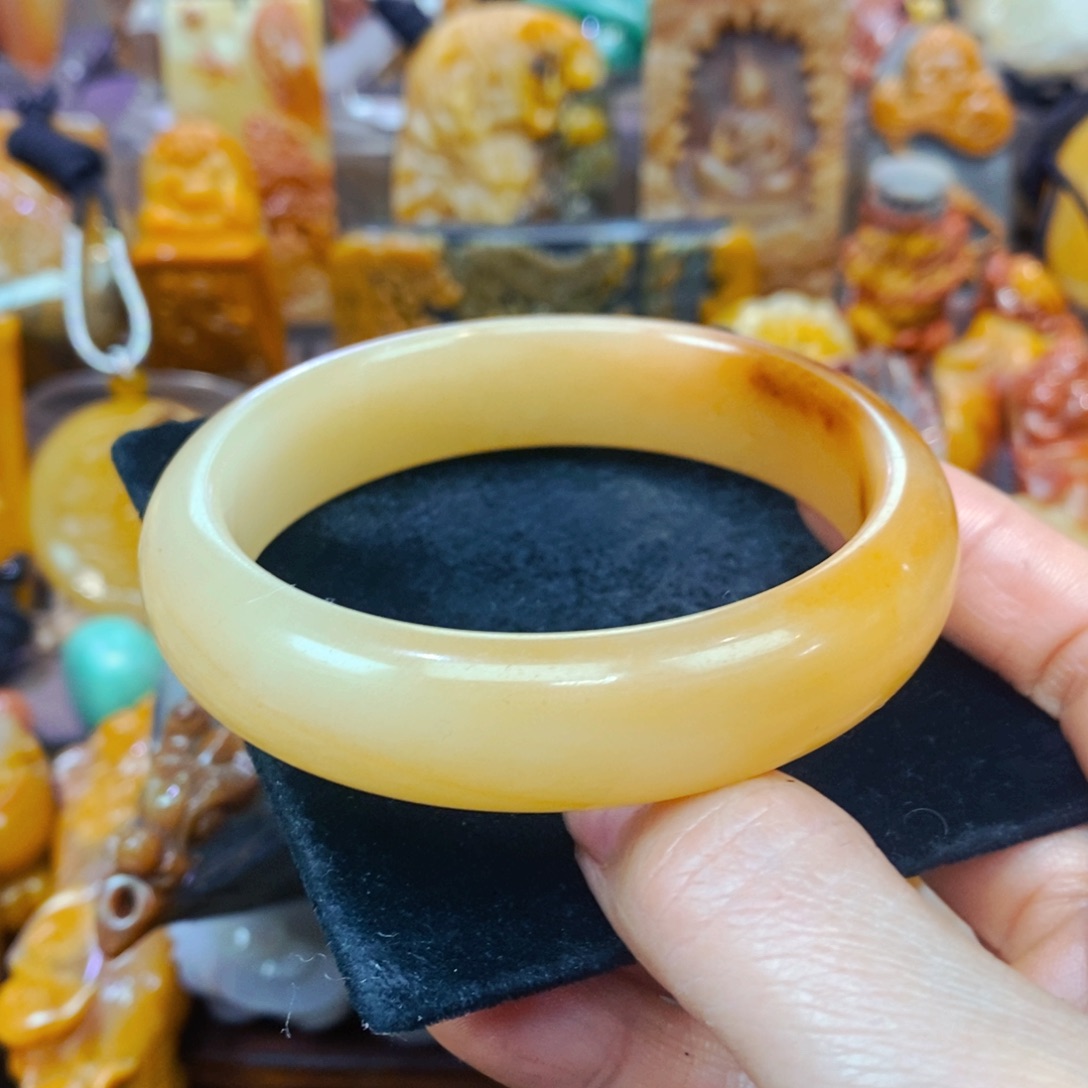 未镶嵌石英质玉（黄龙玉）颈饰