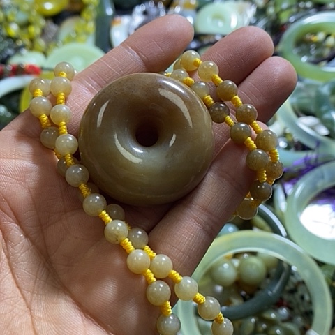 和田玉颈饰未镶嵌