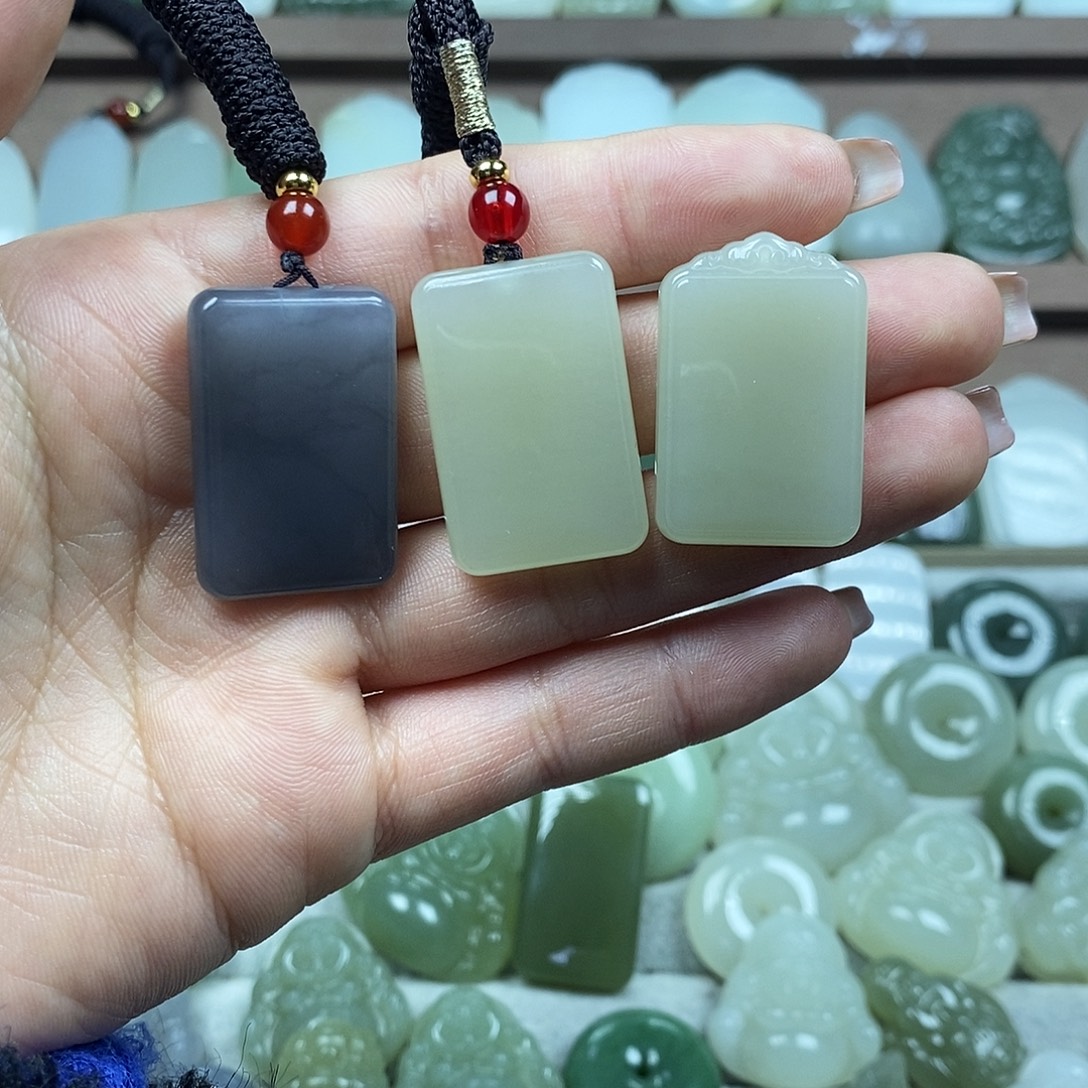 和田玉未镶嵌颈饰无事牌