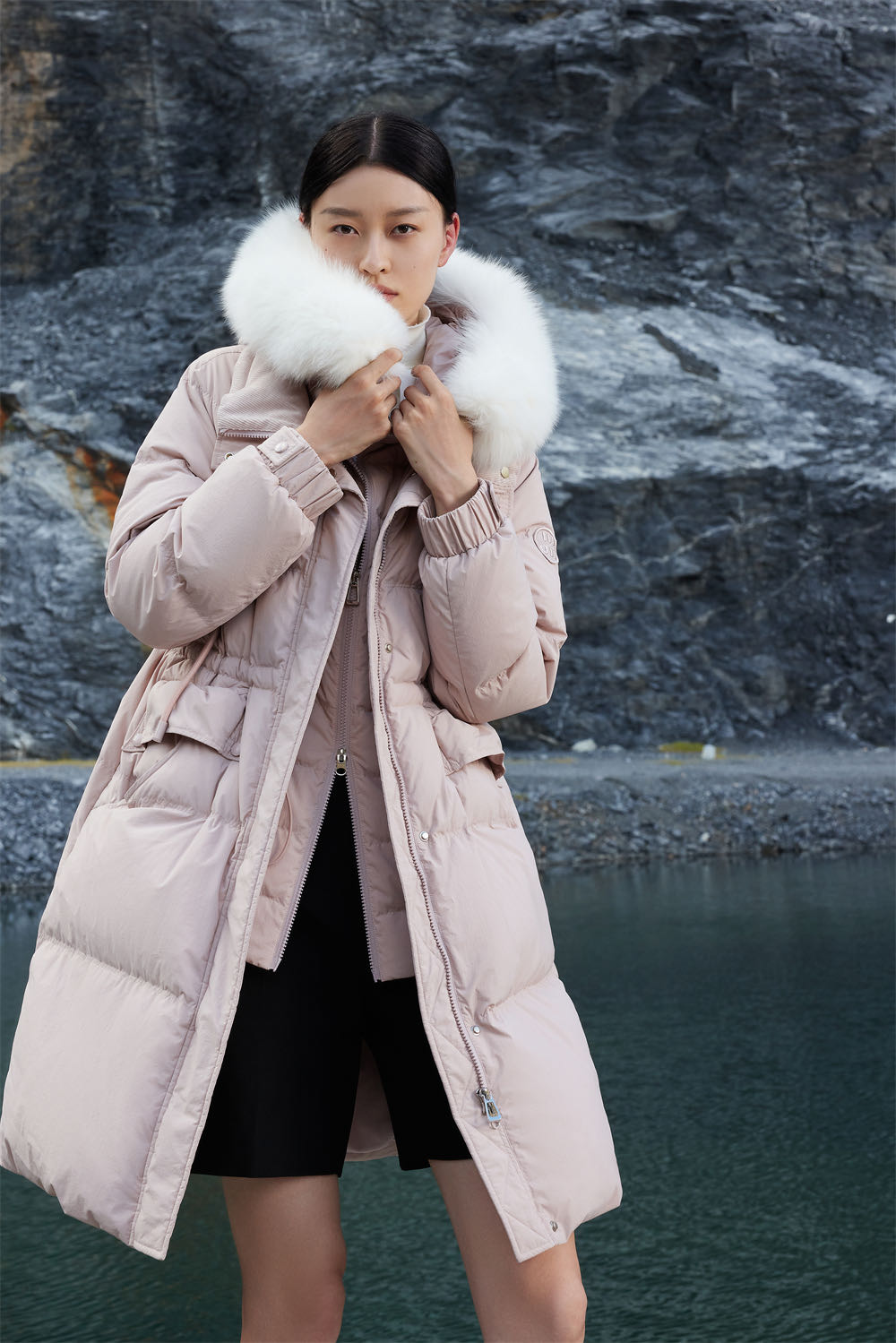 824Y807带帽大毛领长款羽绒服时尚连帽中长款加厚保暖过膝冬季