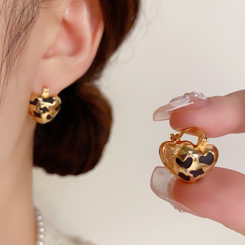 铜合金耳饰 秋冬款豹纹金属爱心耳扣独特气质轻奢高级感