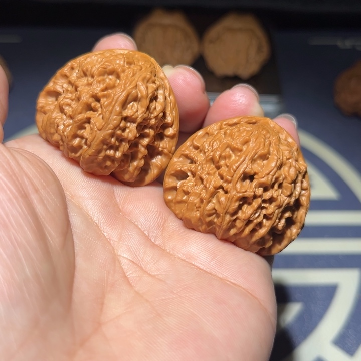 文玩核桃吊坠三角白狮子