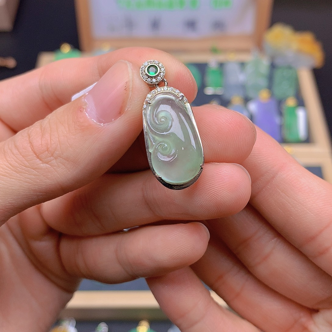 翡翠颈饰未镶嵌翡翠