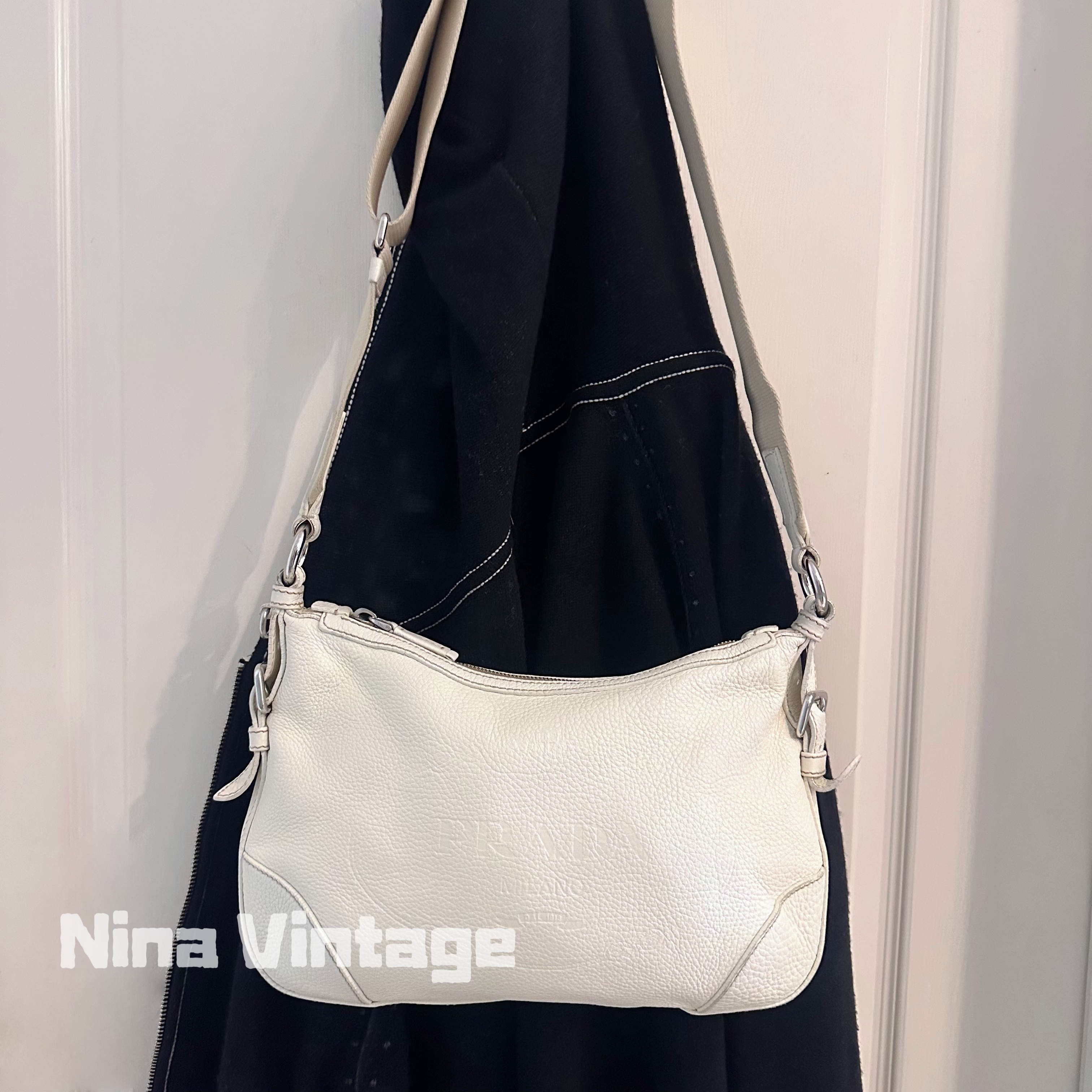 95新 Prada/普拉达 奶白色压纹皇冠标外缝线斜挎包