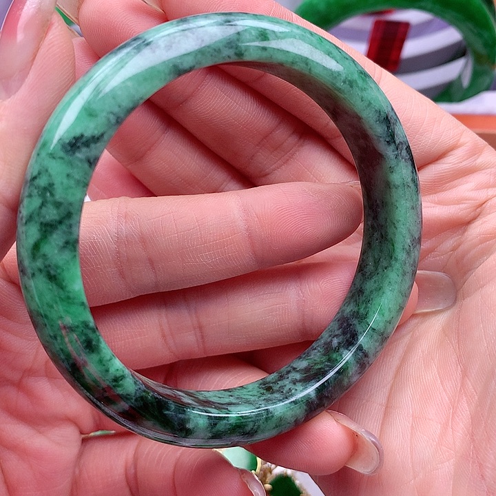 翡翠手镯未镶嵌翡翠