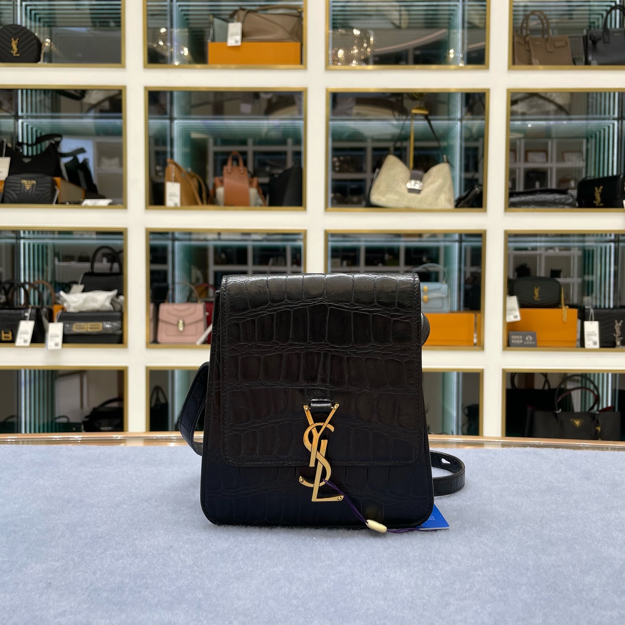 95新 YSL/圣罗兰 KAIA 黑色金标Logo鳄鱼压纹竖款磁扣斜挎单肩包