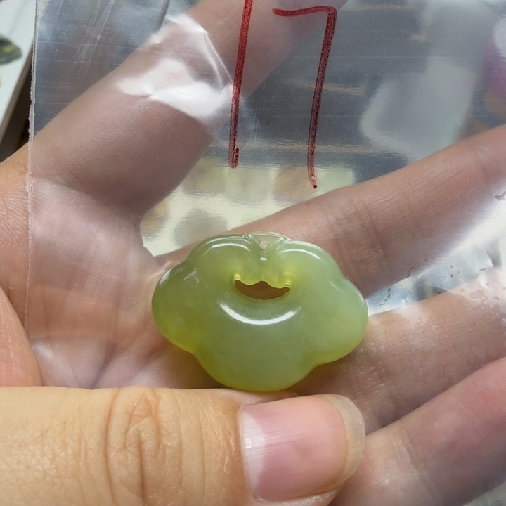 透闪石-蛇纹石玉吊坠未镶嵌