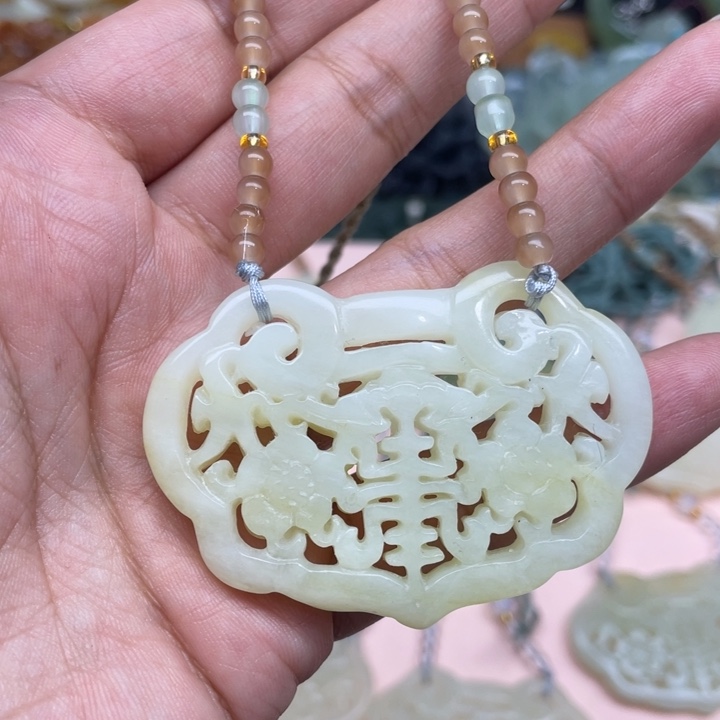 发***居蛇纹石玉未镶嵌颈饰