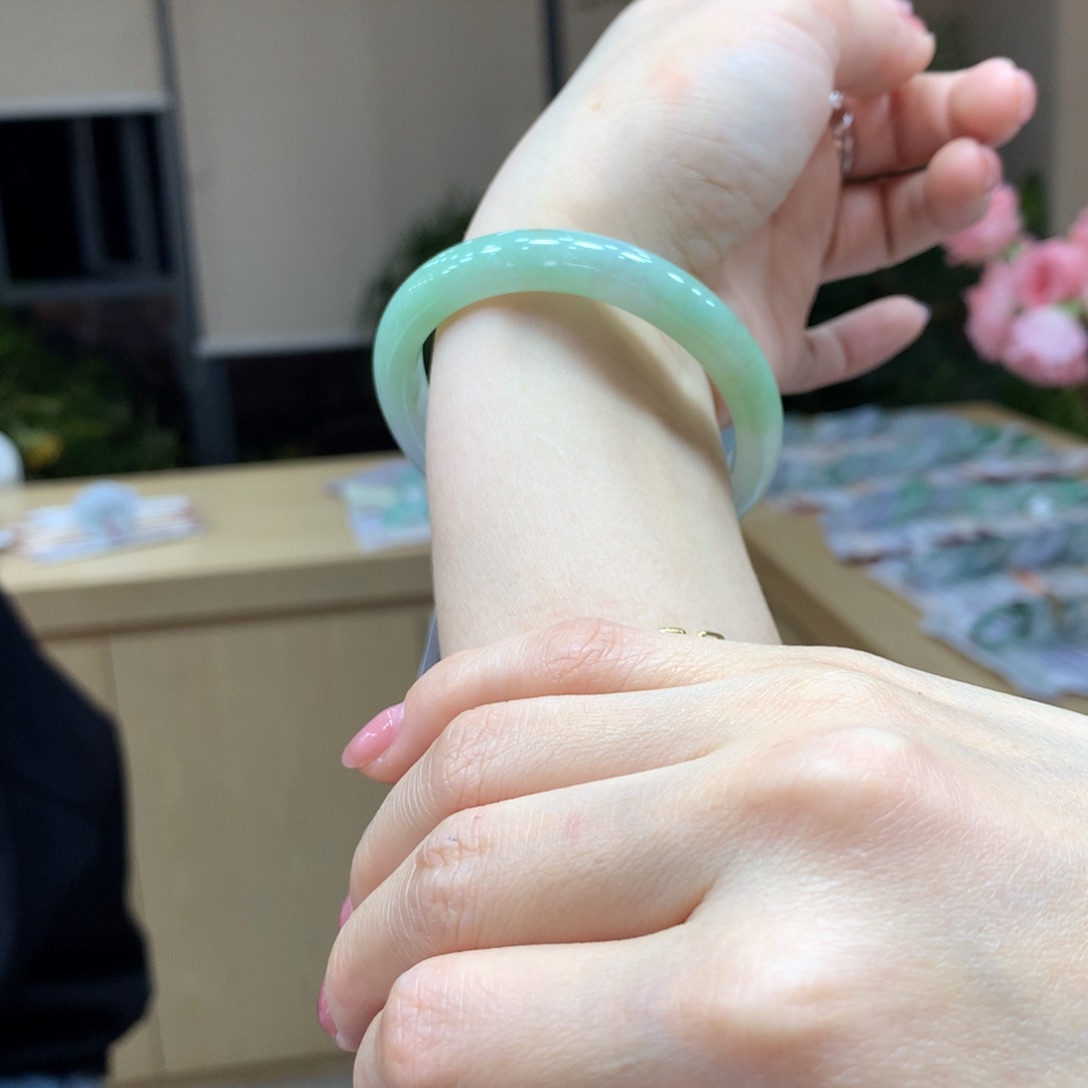 翡翠手镯未镶嵌不退不换