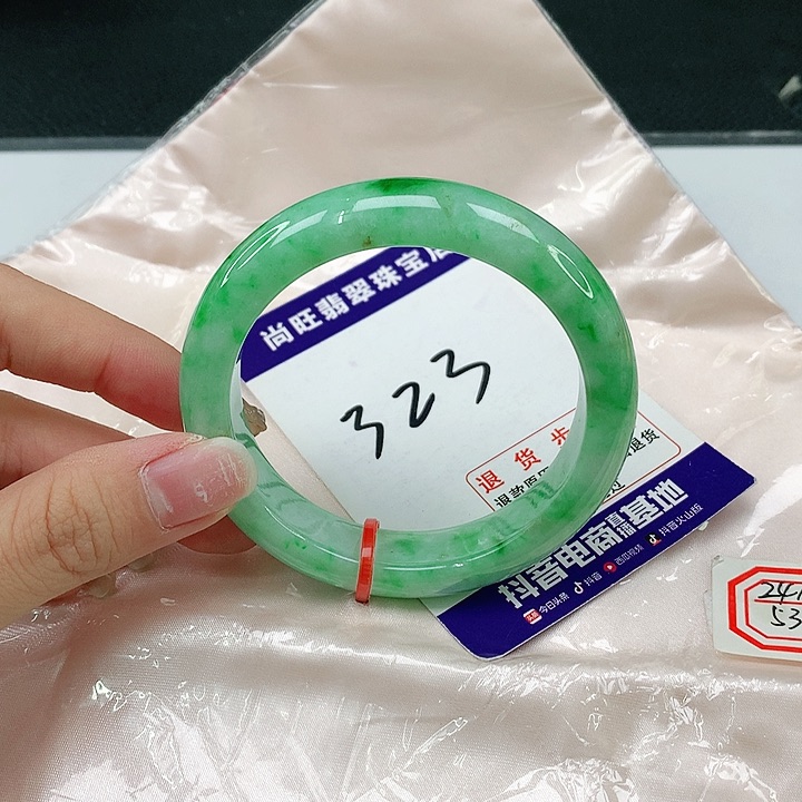 翡翠手镯未镶嵌翡翠