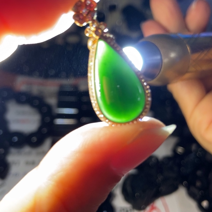 翡翠18K金镶嵌颈饰水滴