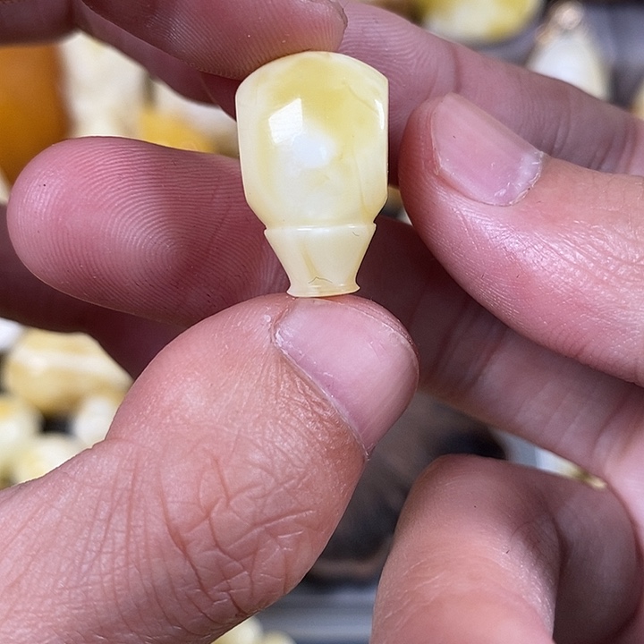 琥珀裸石未镶嵌我