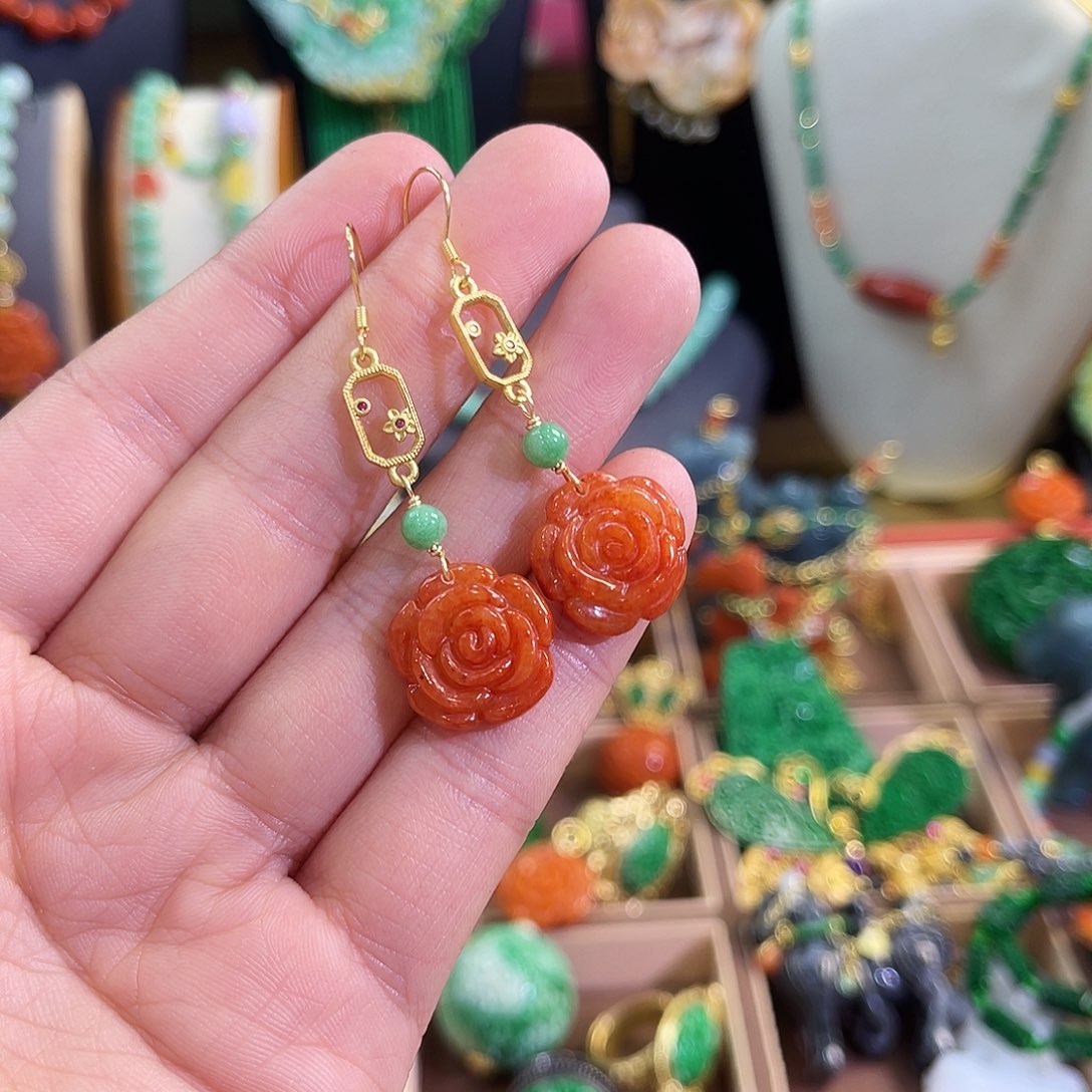 陈***婷翡翠未镶嵌颈饰炸