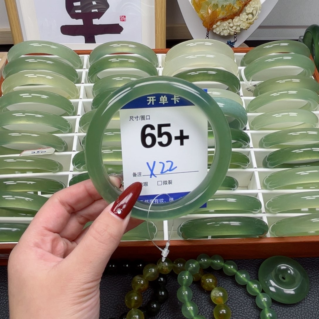 蛇纹石玉手镯未镶嵌上*签