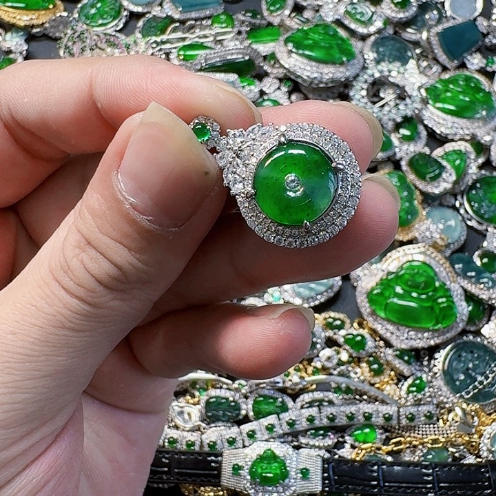 翡翠颈饰未镶嵌天然A货翡翠放漏