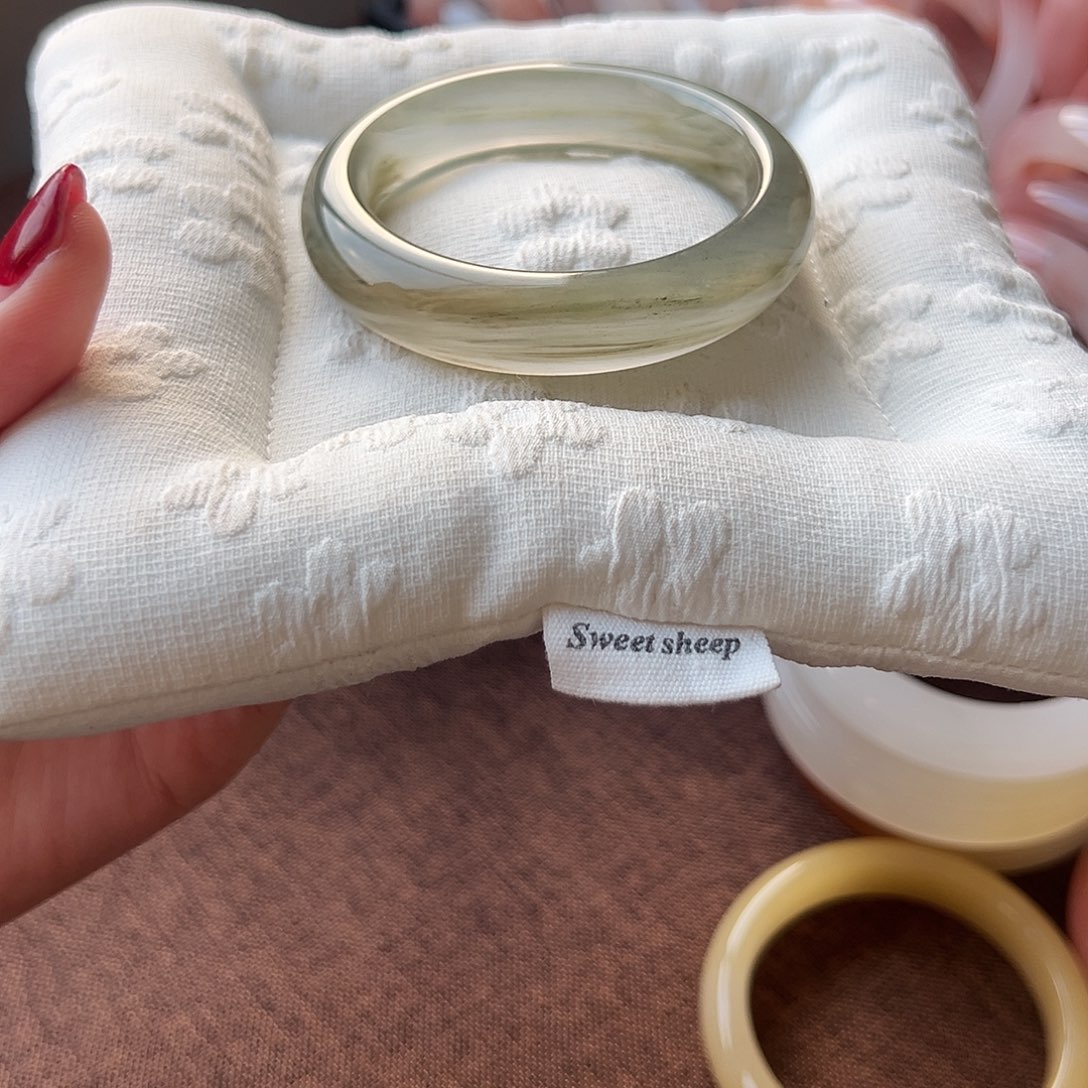 E***h石英岩玉未镶嵌手镯