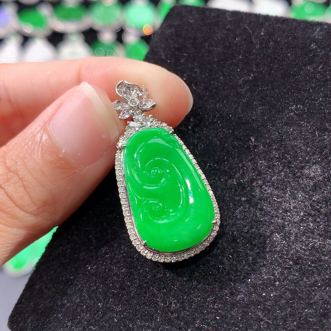 翡翠18K金镶嵌颈饰