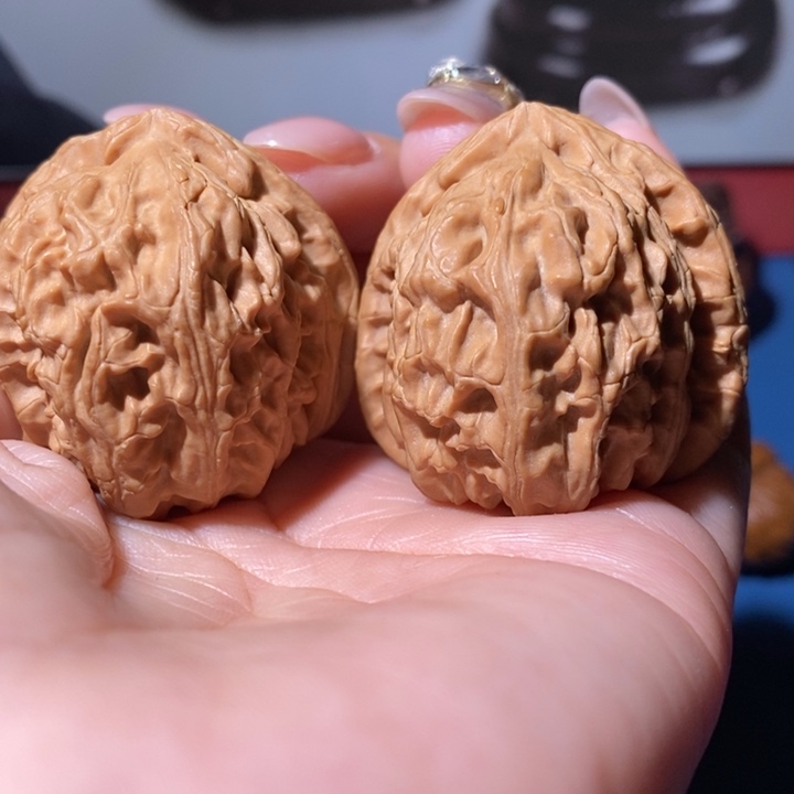 文玩核桃吊坠三角白