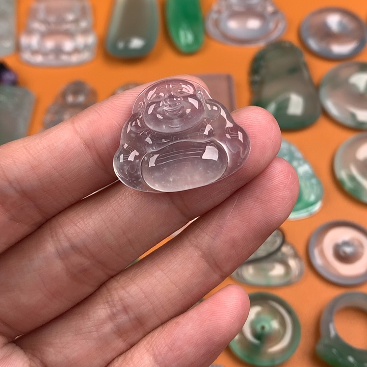 翡翠挂件未镶嵌…..