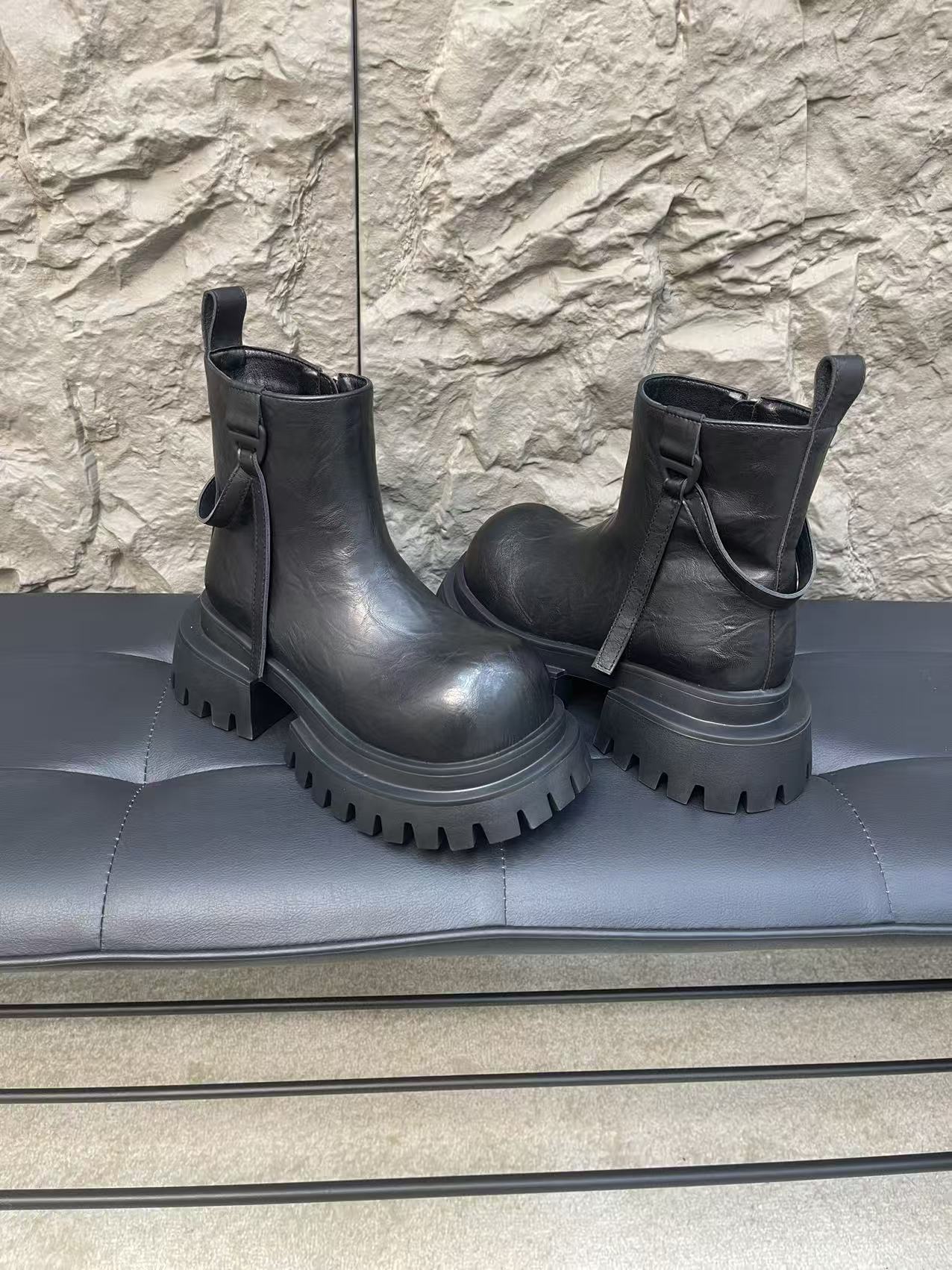 2026新款高级质感显高纯色时尚百搭厚底飘带马丁靴烟管靴