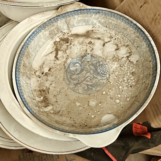 绿泥盘子碗茶壶啥都有