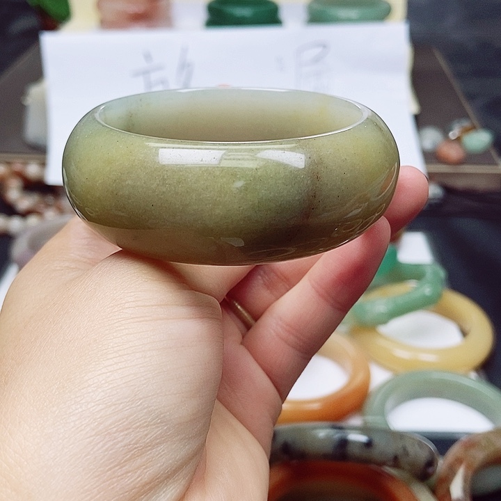 石英质玉手镯未镶嵌