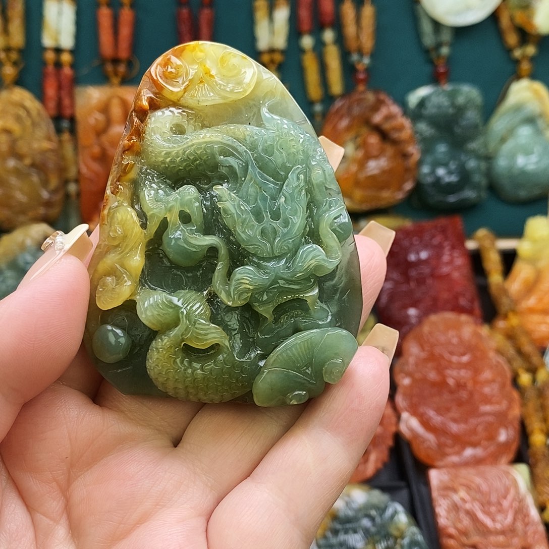 蛇纹石玉未镶嵌颈饰三色龙牌