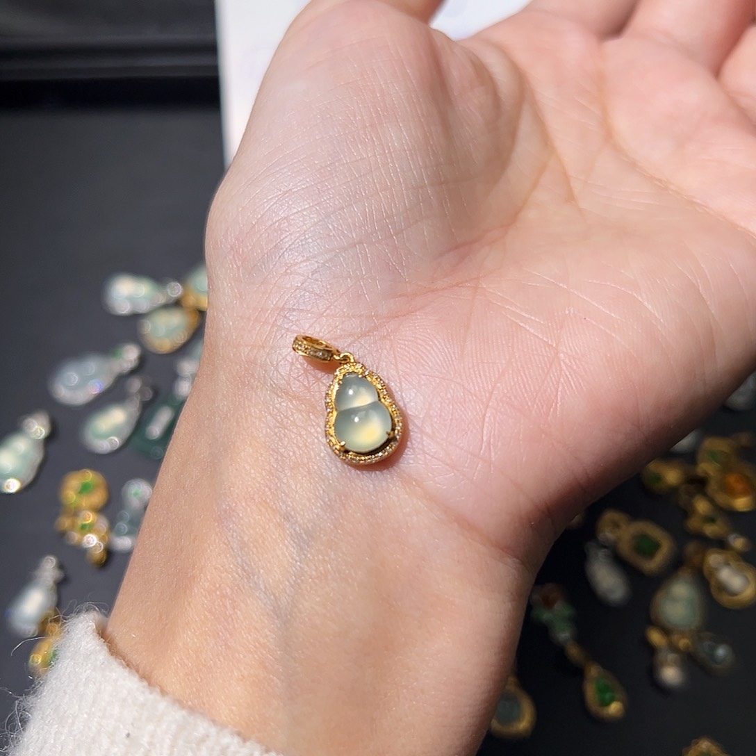 翡翠颈饰18K金镶嵌吊坠