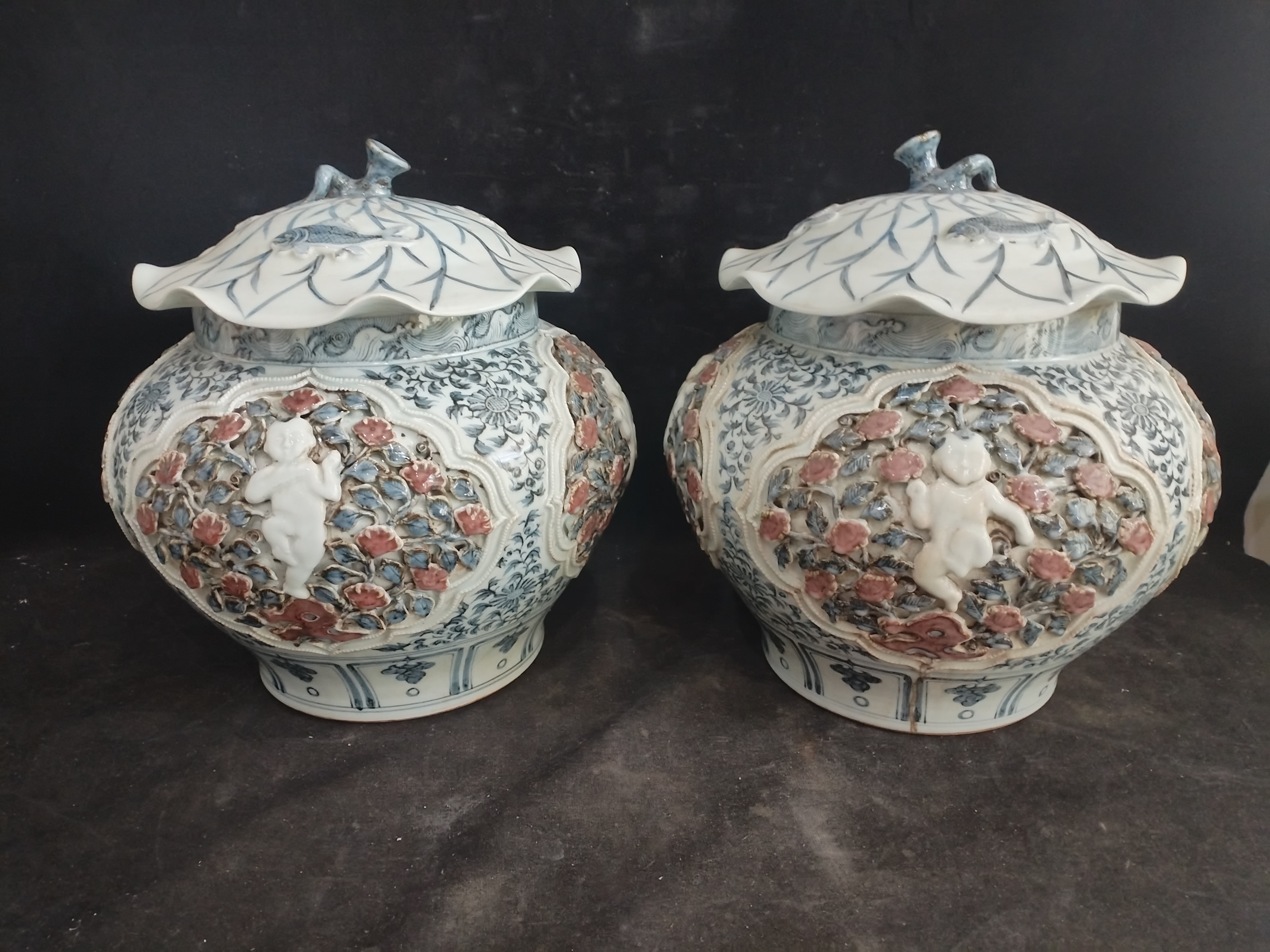 青花釉里红捏塑盖罐