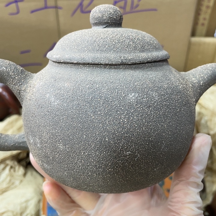 茶壶紫砂原矿泥料，手工制作的一把紫砂壶。
