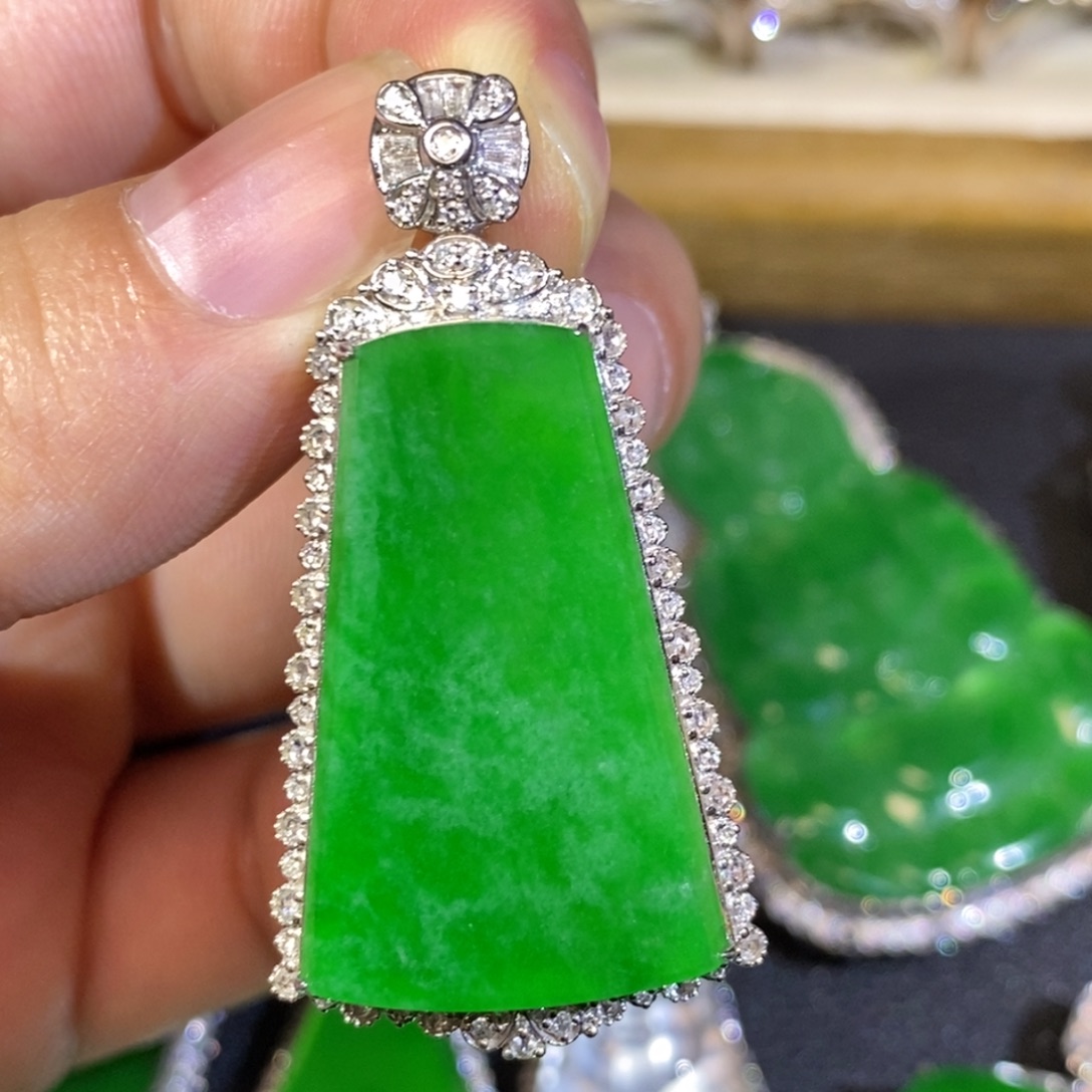 翡翠18K金镶嵌颈饰