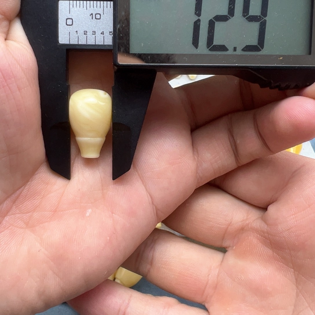 琥珀裸石未镶嵌鼓****歌