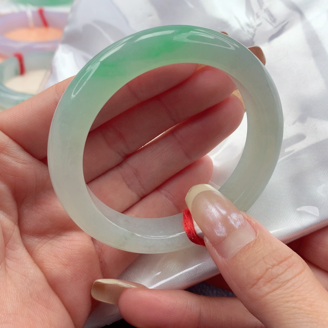 翡翠手镯未镶嵌52圈口 清新优雅冰带一抹阳绿