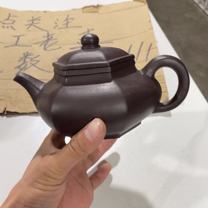 海**子老厂紫砂壶一件。