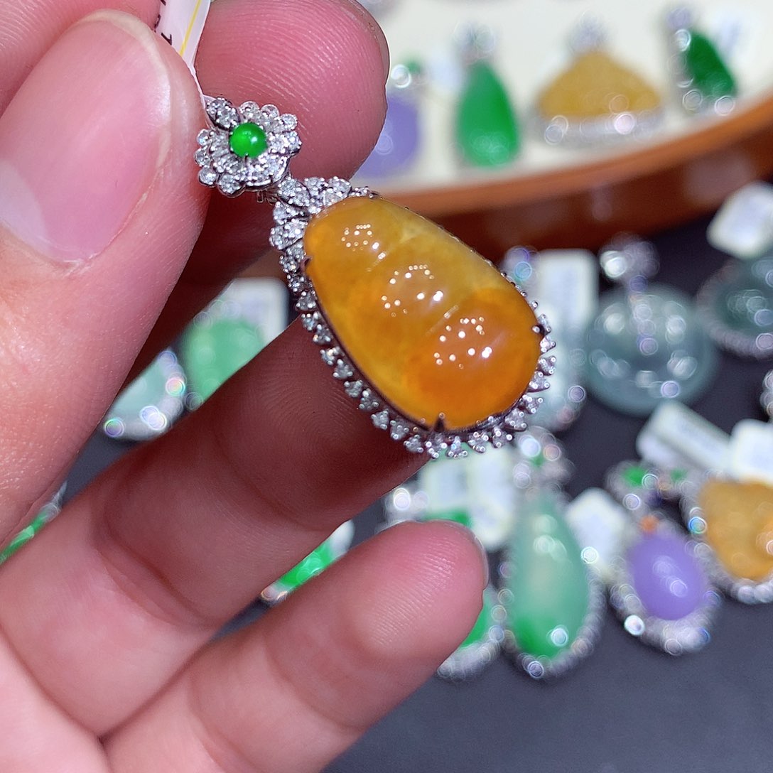 翡翠吊坠(不含链)18K金镶嵌