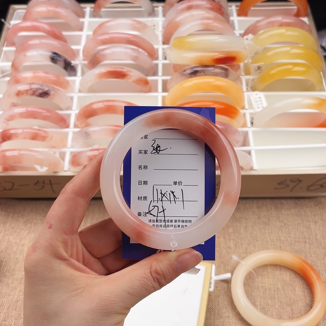 张***এ石英质玉未镶嵌手镯