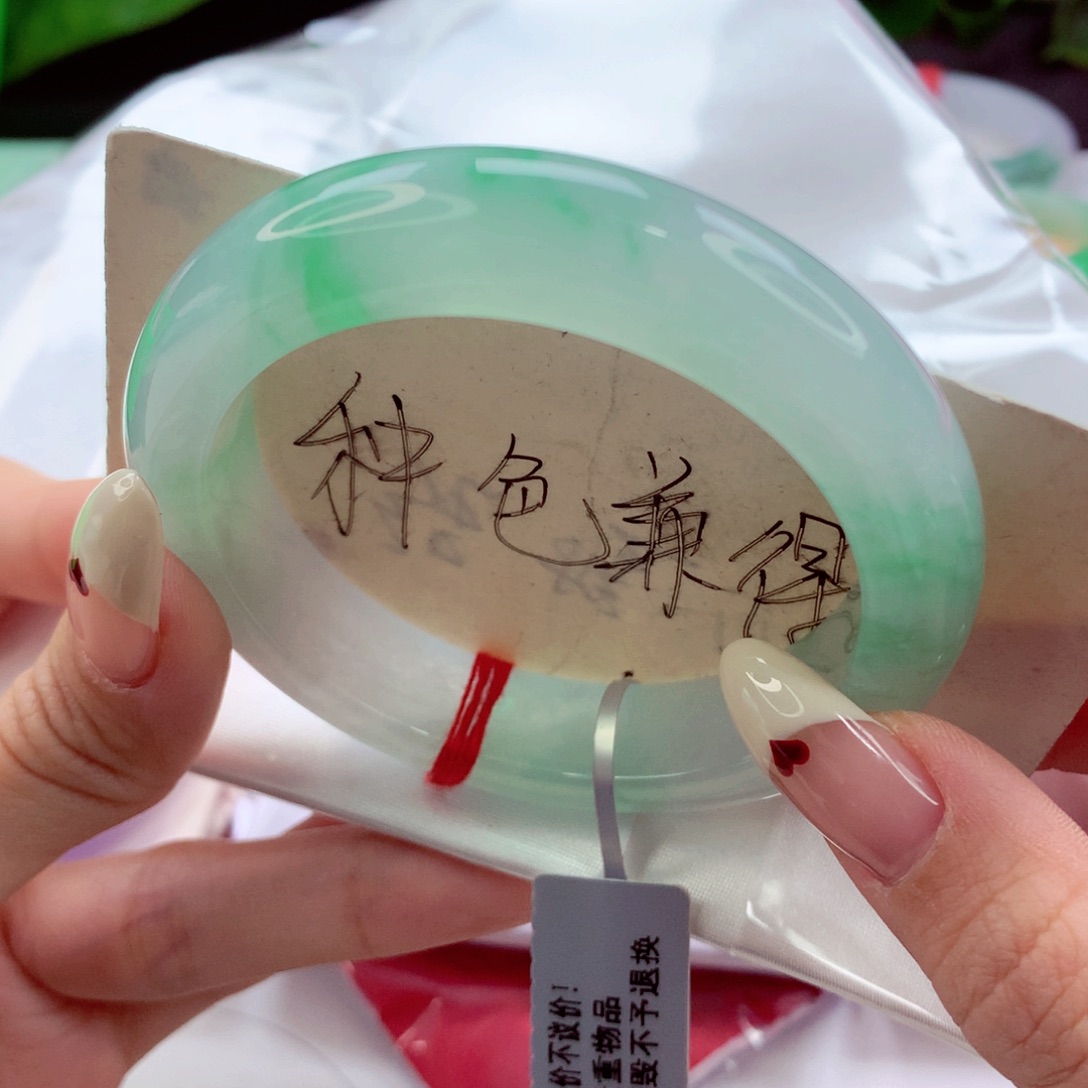 翡翠手镯未镶嵌太*54 种色兼备 灵