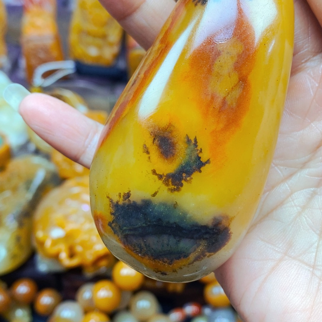 未镶嵌石英质玉（黄龙玉）颈饰