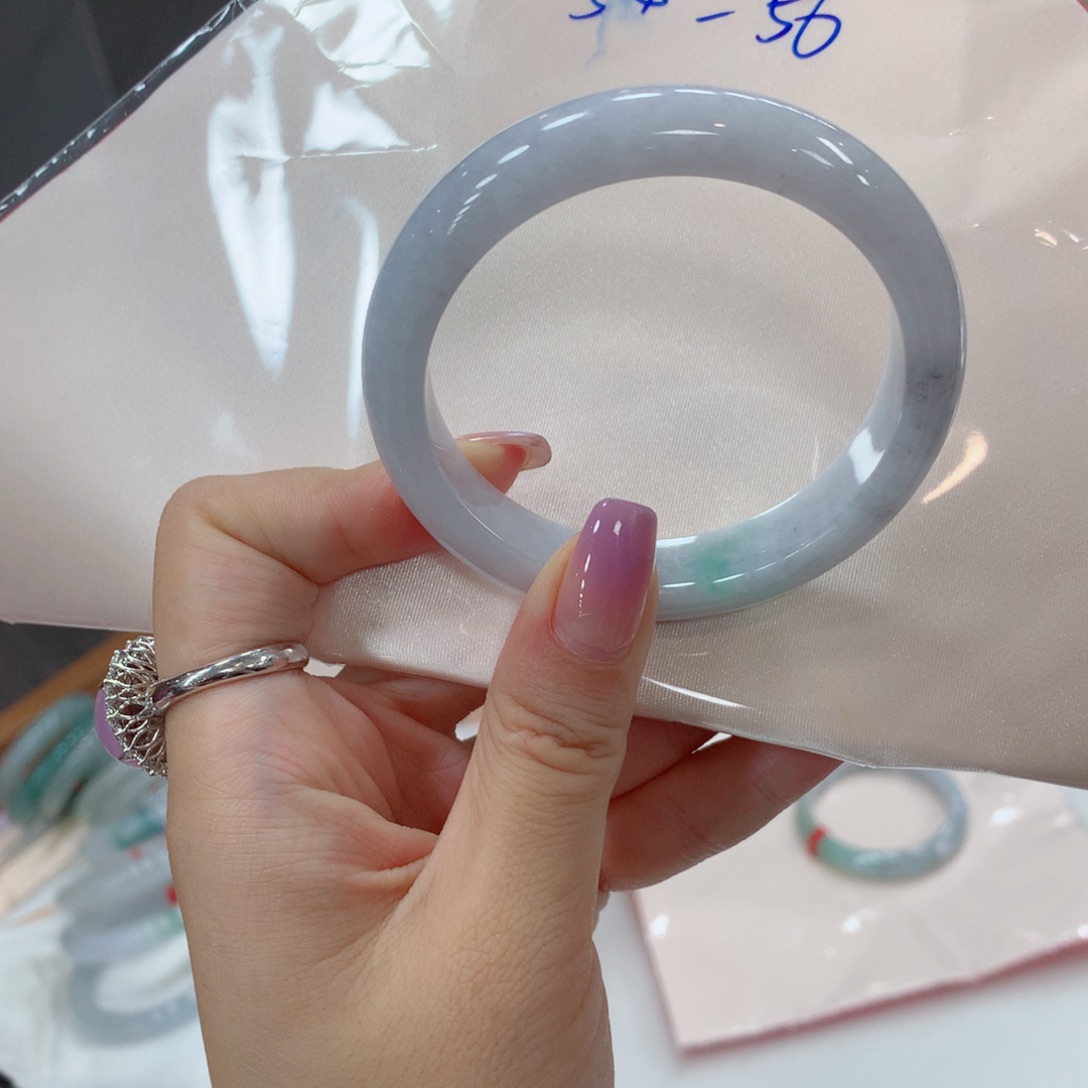 翡翠手镯未镶嵌小***?买断