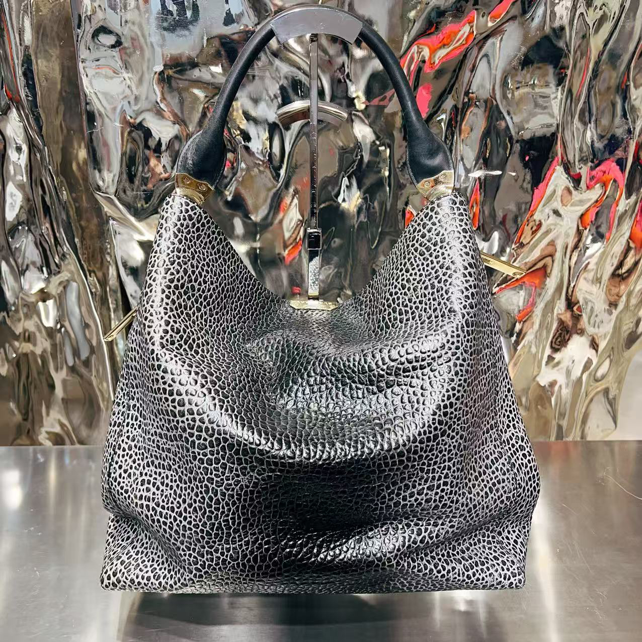 95新 BURBERRY/博柏利 灰黑 渐变 压纹 腋下 hobo 单肩包/HD