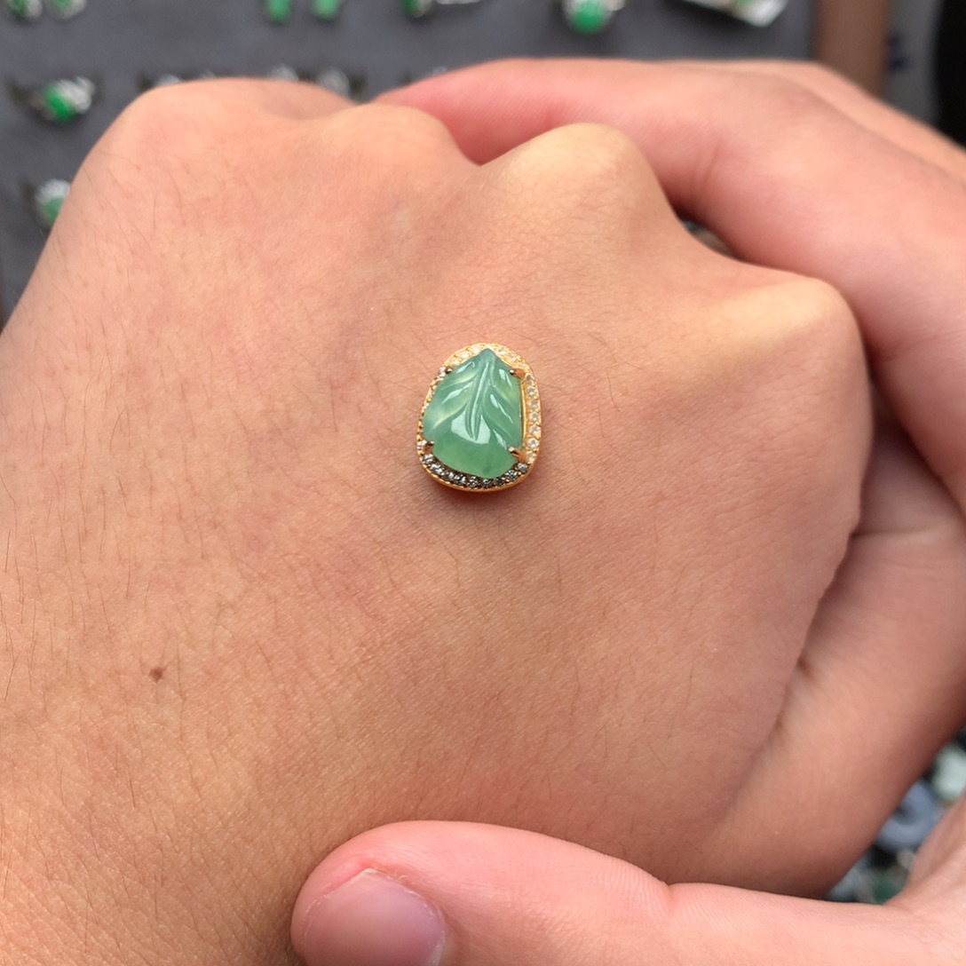 翡翠未镶嵌颈饰你是