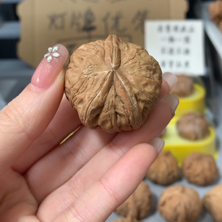 絕***孓吊坠文玩核桃单只，有瑕疵
