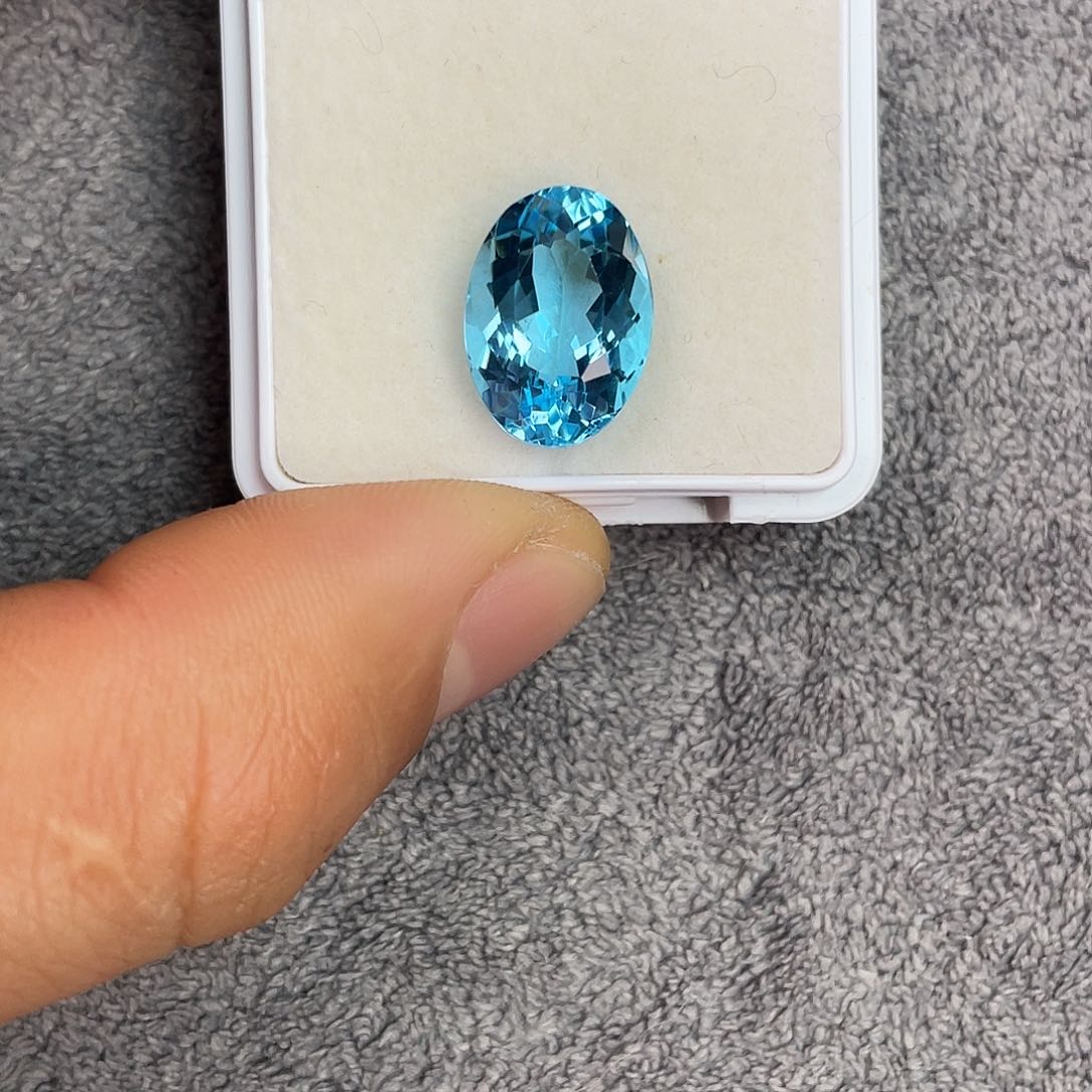 托帕石裸石未镶嵌11.3Ct。  