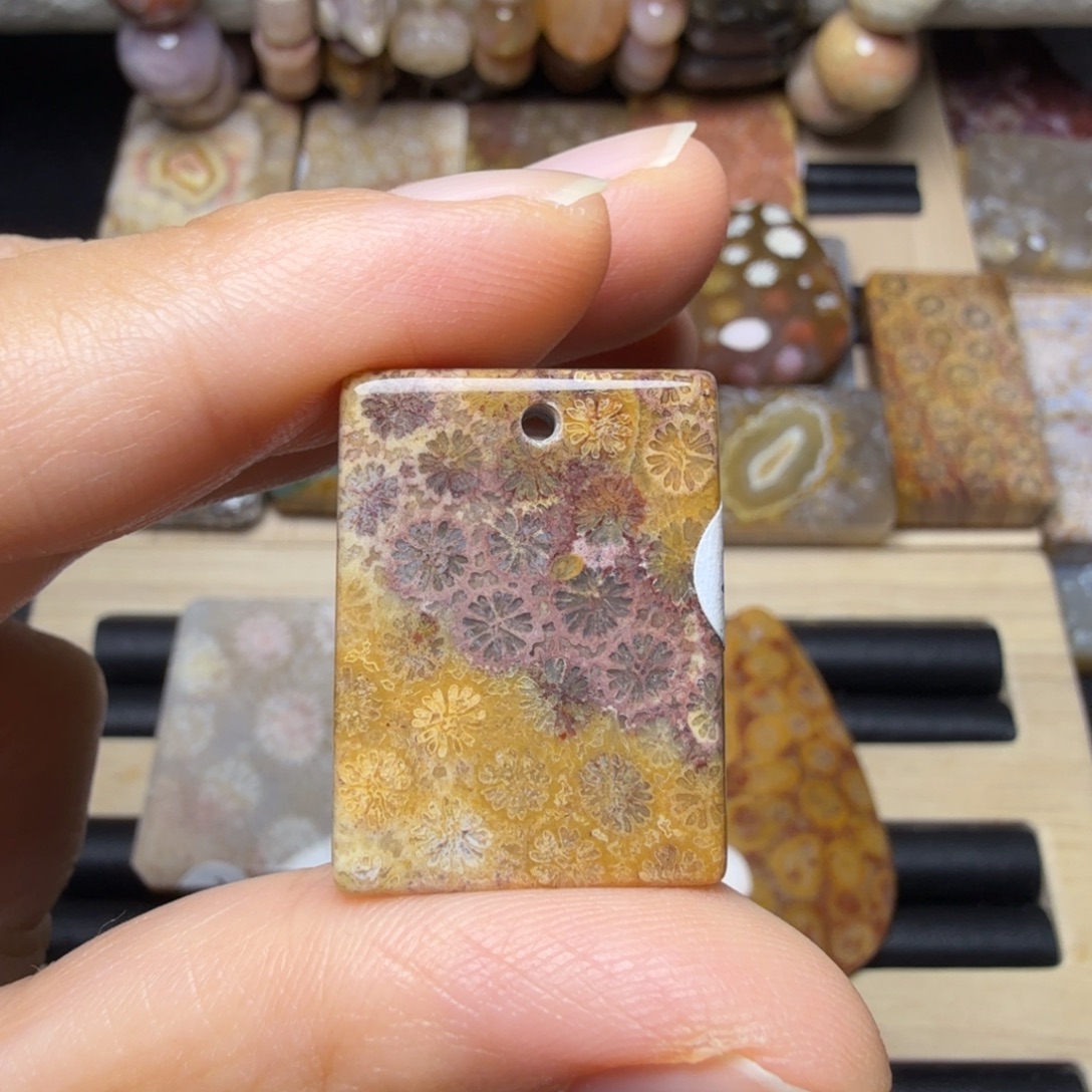 硅化玉未镶嵌紫红黄小花