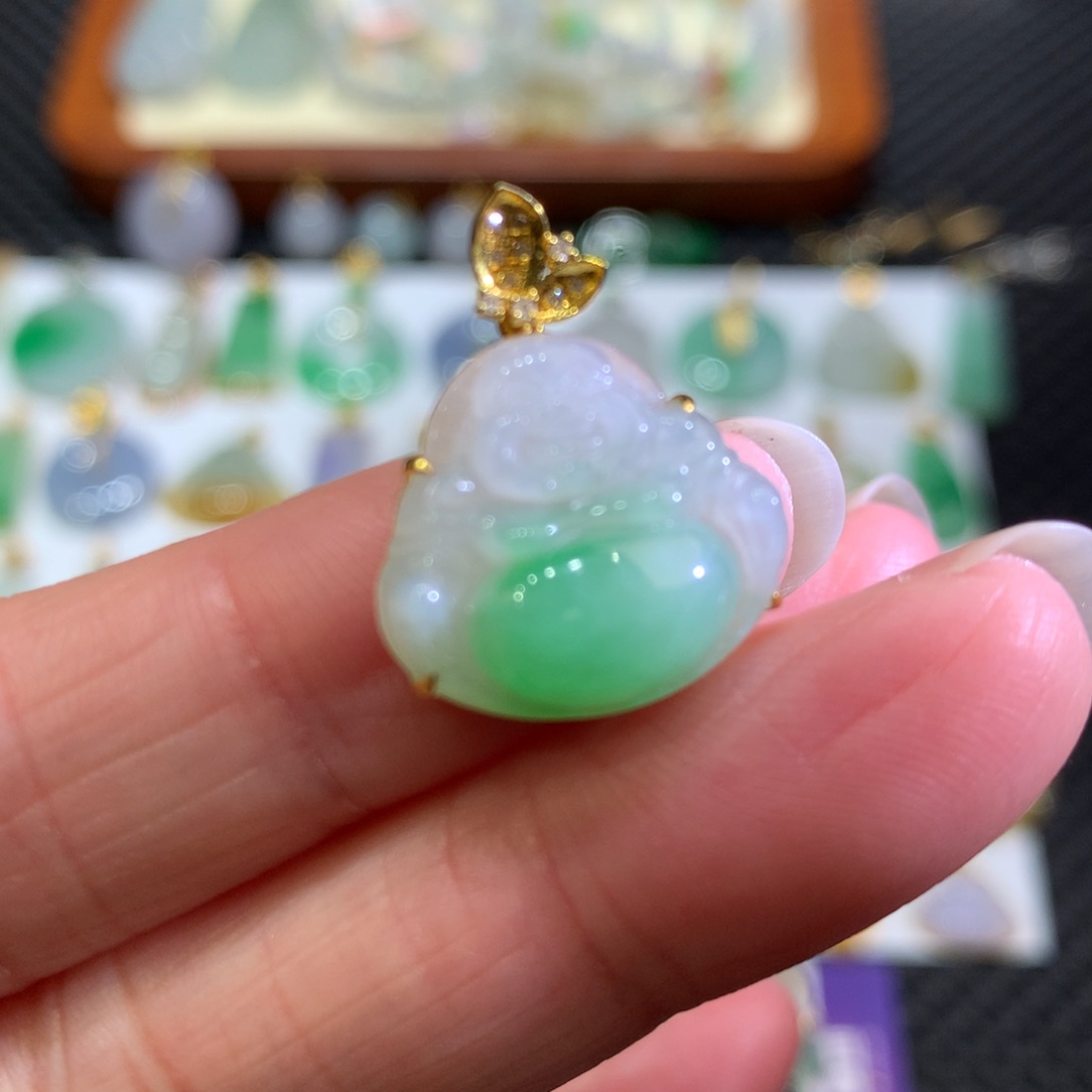 翡翠颈饰18K金镶嵌翡翠吊坠的未镶嵌