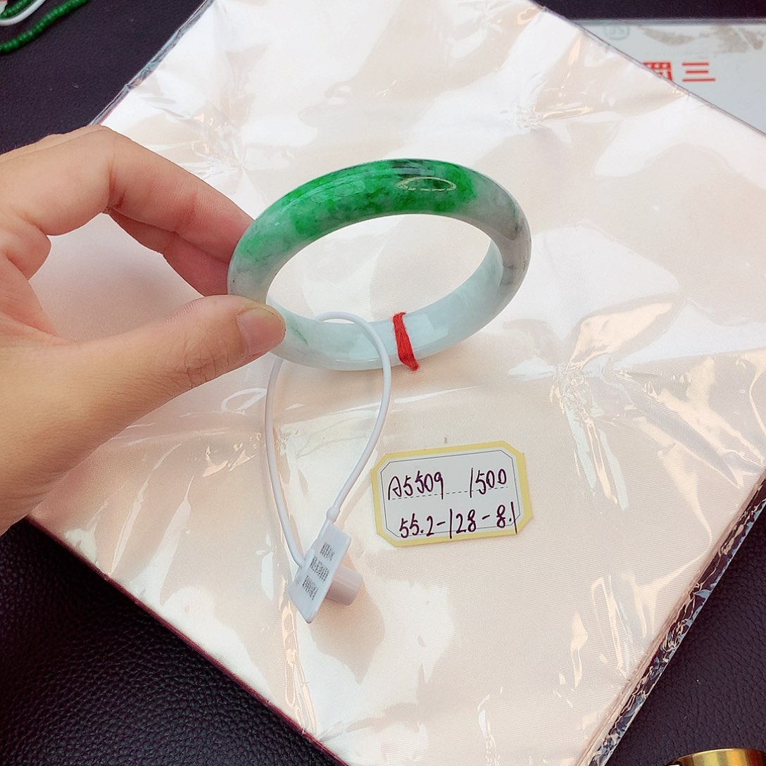 翡翠手镯未镶嵌翡翠