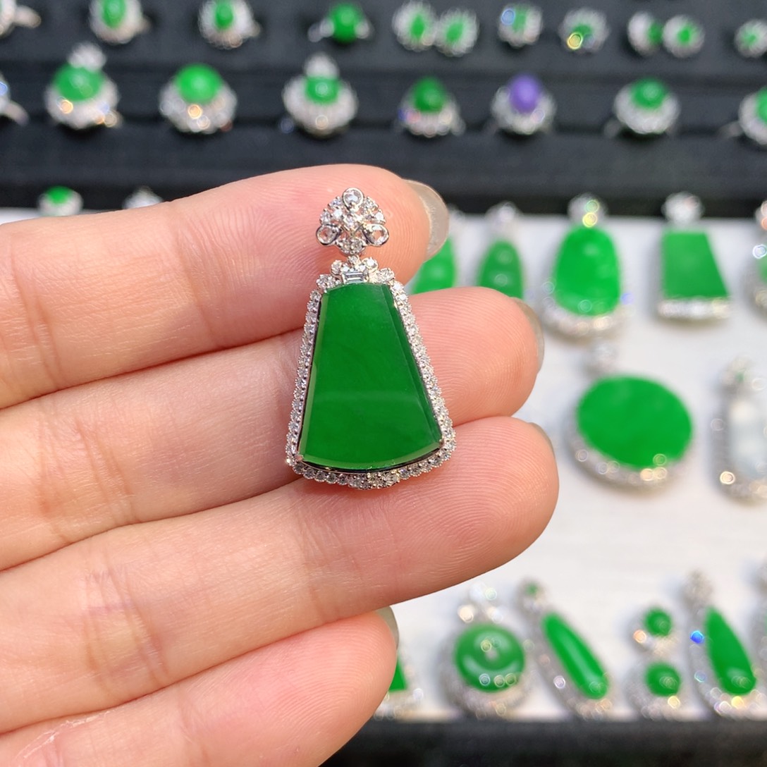 翡翠18K金镶嵌颈饰?*青吊坠